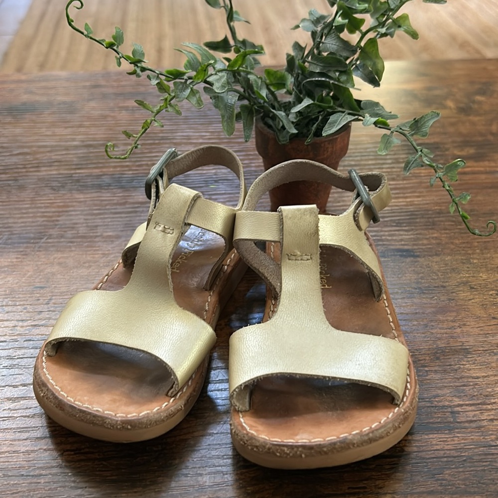 COPY - GUC freshly picked gold 100% leather toddler girls sandals size 7
